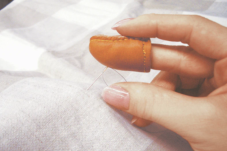 Clover Small Leather Natural Fit Thimble - Image 2