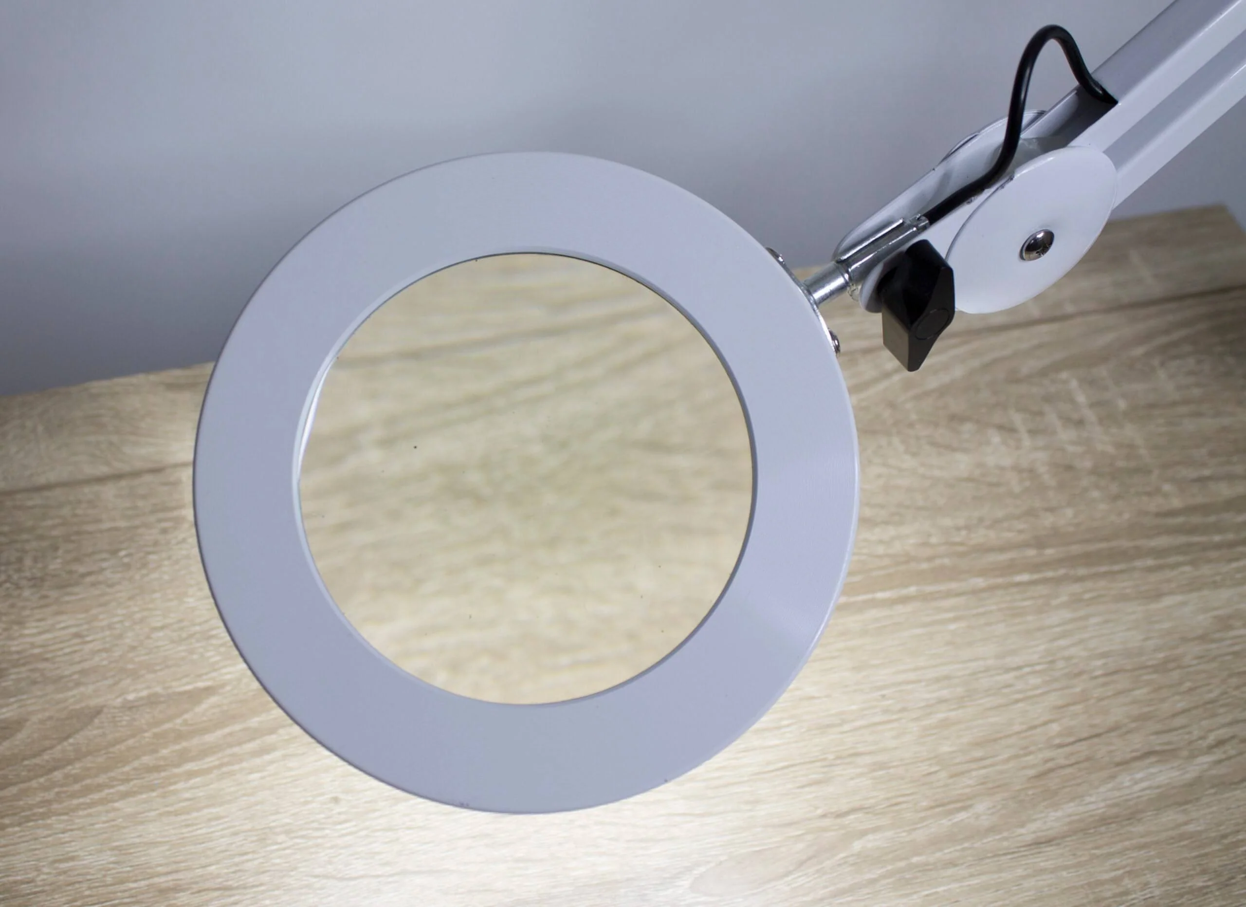 Native Lighting - White Chameleon Mini USB Lamp (1.75x magnification with dimmable 3 colour temperatures) - Image 4