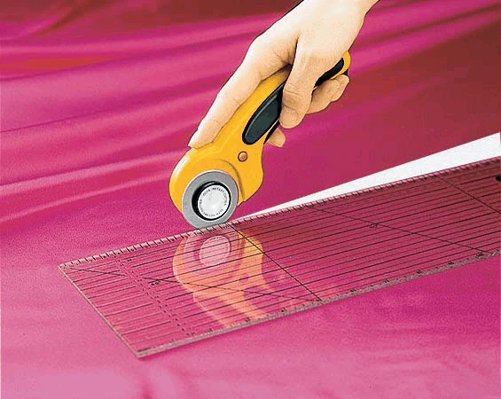 Olfa Deluxe Retracting Rotary Cutter - 45mm - Image 2