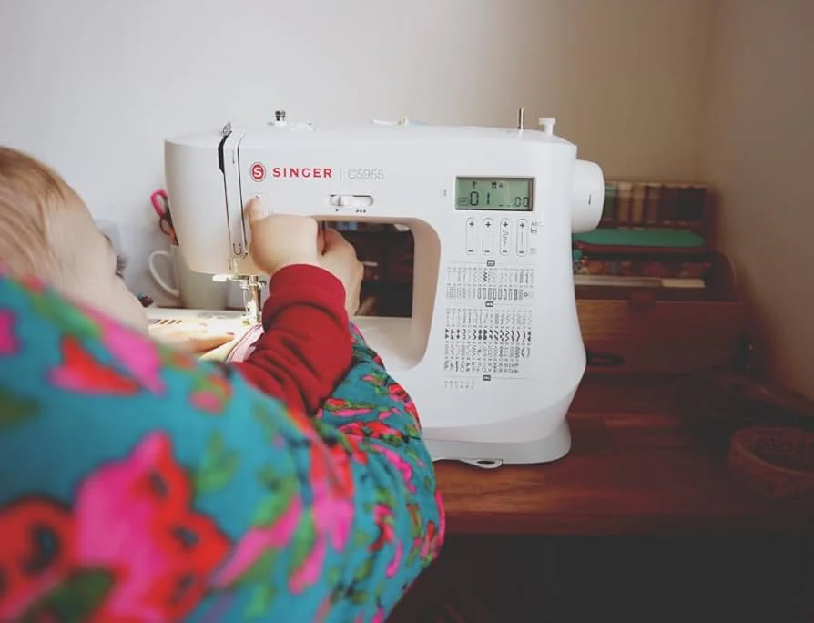 Singer C5955 Sewing Machine - 200 stitch patterns with letters and numbers - Ex Display - Image 4