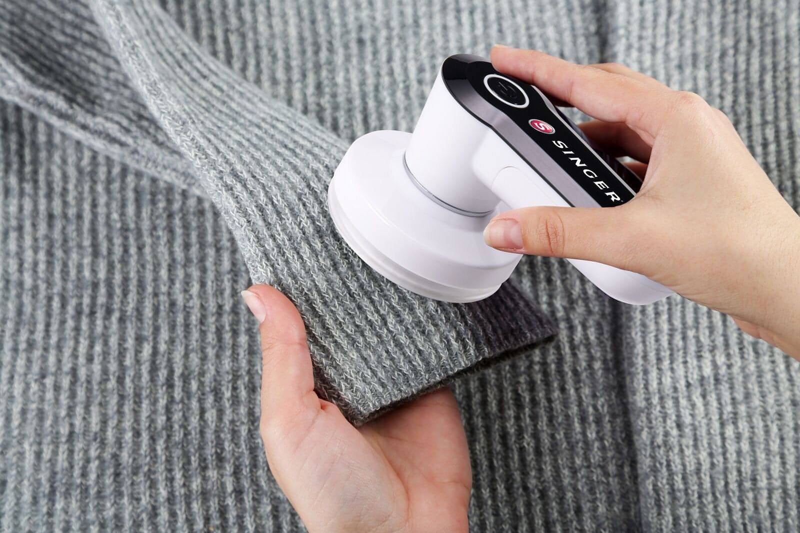 Singer Compact Lint / Fluff Remover - Battery Powered - Image 2