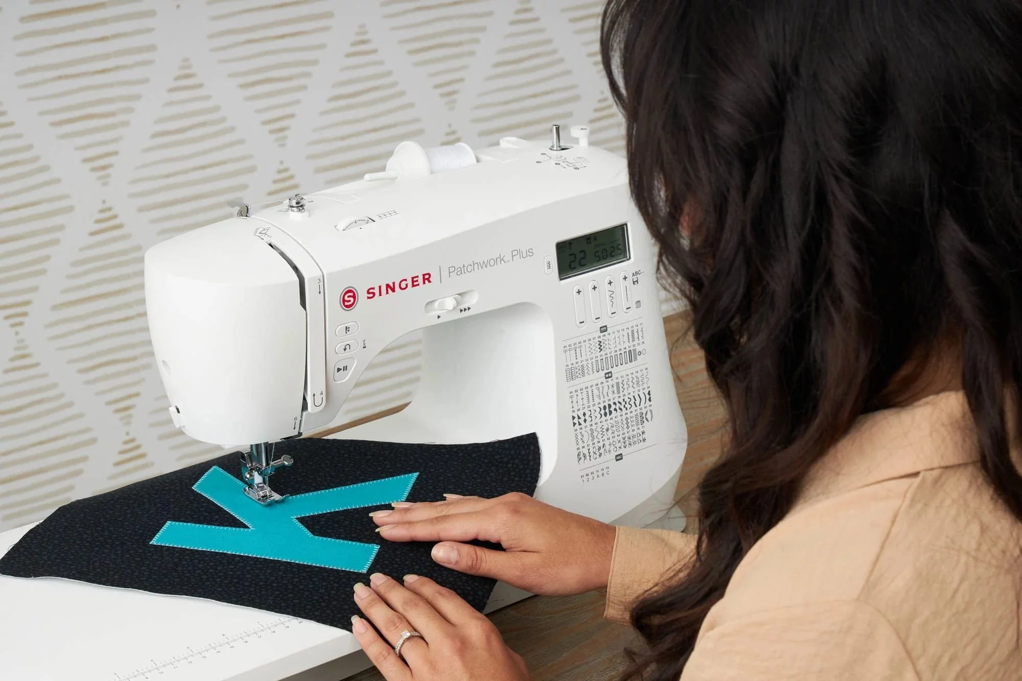 Singer Patchwork Plus C5985Q Sewing Machine - 200 stitch patterns with letters and numbers - Ex Display - Image 3