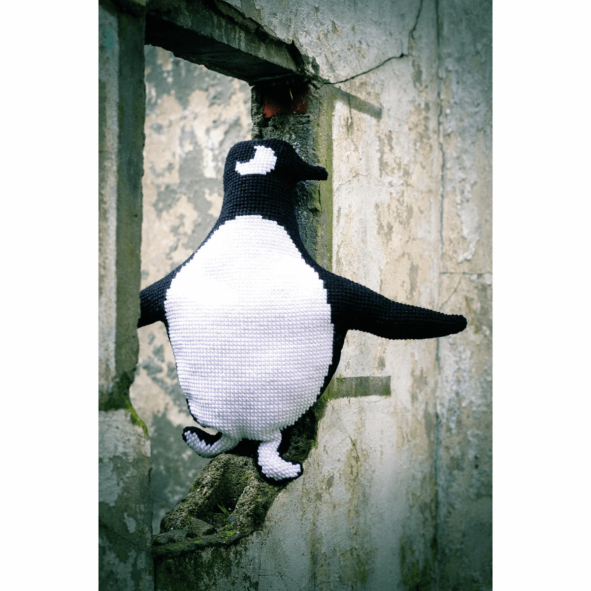 Vervaco Cross Stitch Cushion Kit - Eva Mouton: Penguin - Image 2